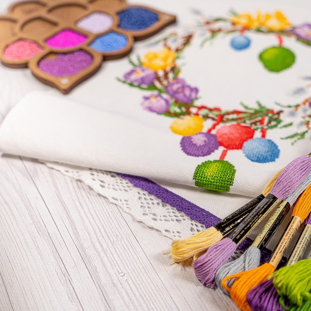 Zestawy haftu ułożone na stole